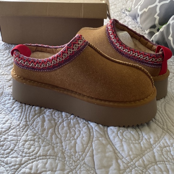 Cozy Tan Slip-On Shoes with Red Accents - Picture 4 of 6